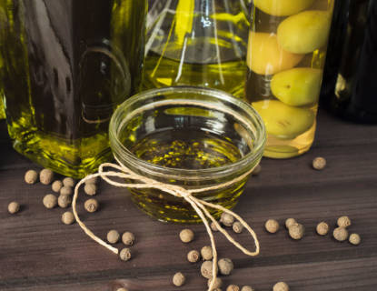 close-up-organic-olive-oil-on-the-table