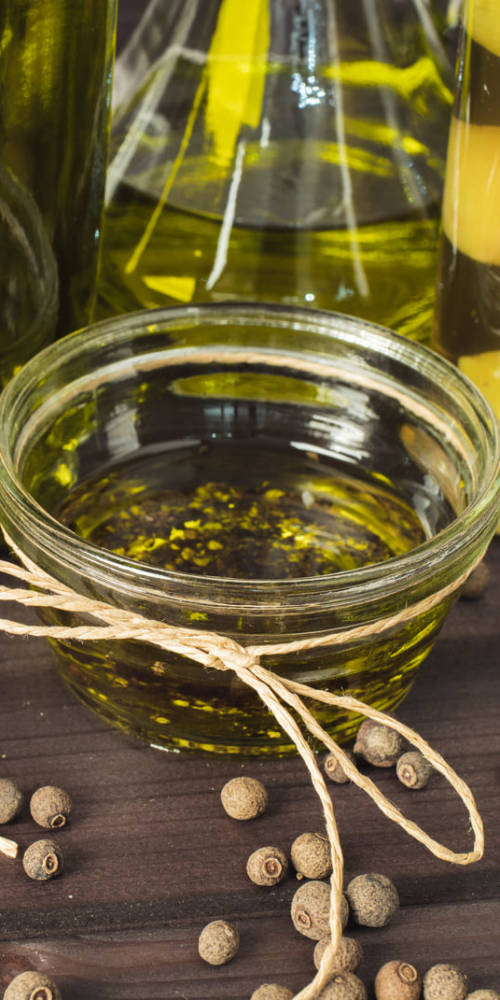 close-up-organic-olive-oil-on-the-table